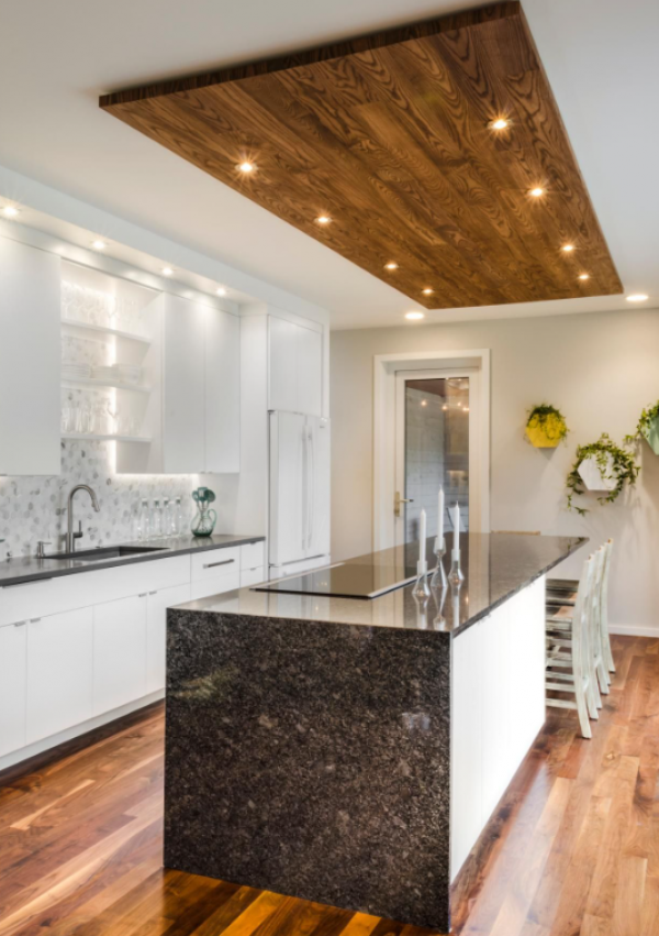 Dapur dengan aksen ornamen ukiran pada langit-langit